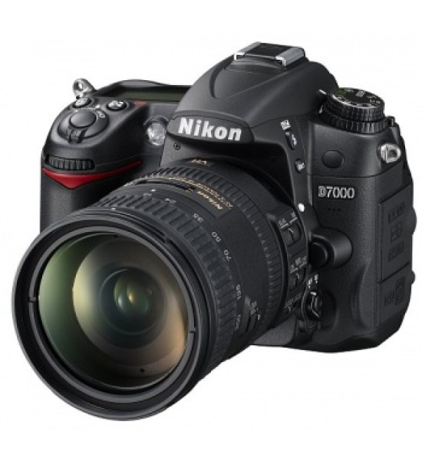 Nikon D7000 Digital SLR Camera with Nikon AF S DX 18-200mm VR II Lens